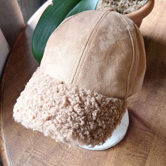 Topshop Suedette sherpa mix Cap in Beige fuzzy brim - Picture 5 of 10